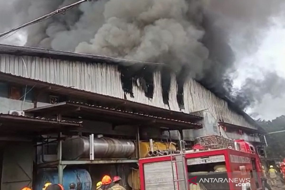 Kebakaran terjadi di pabrik garmen di tengah Kota Bandung, Jawa Barat