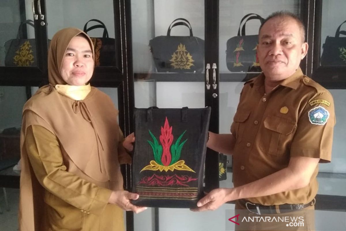 Aceh Selatan dorong UMKM produksi suvenir motif khas daerah