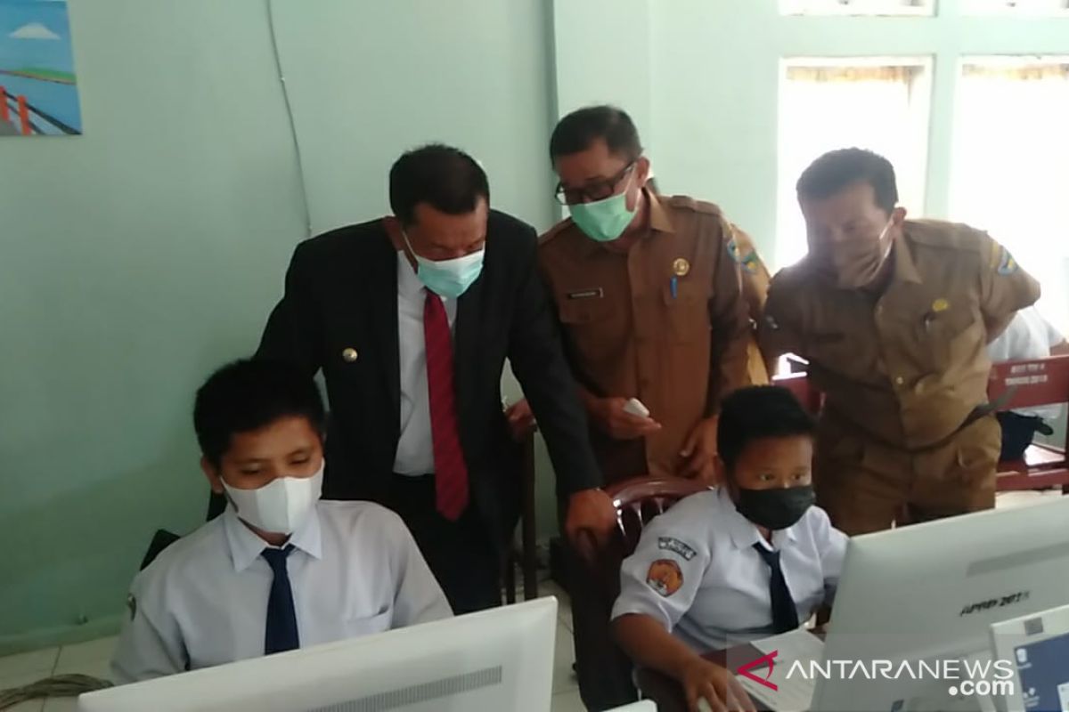 Bupati Pessel meninjau di SMPN 1 Painan, agar ANBK sesuai jadwal dan aturan