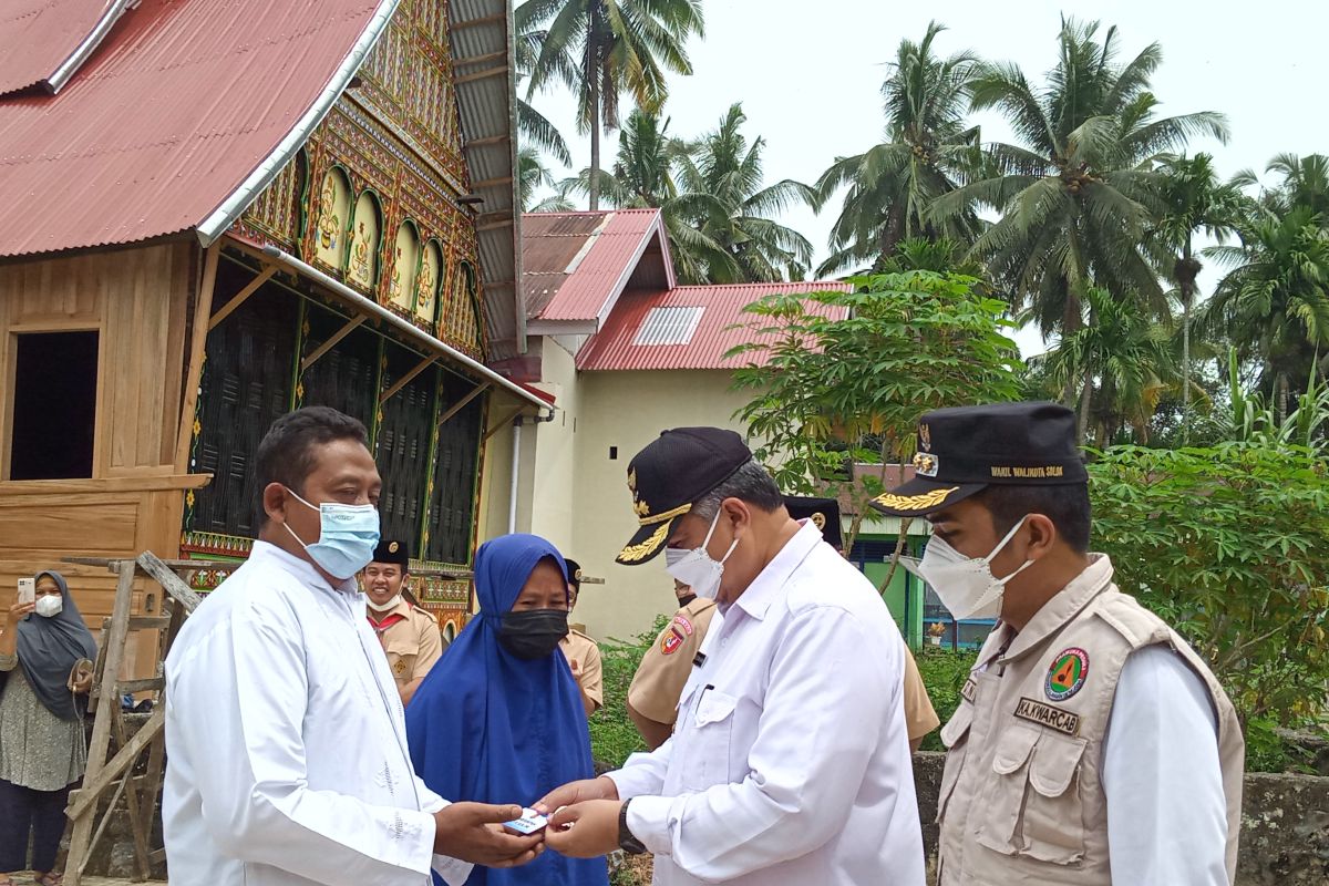 "Membedah" rumah  korban banjir, kegiatan sosial mereka dalam rangka ulang tahunnya