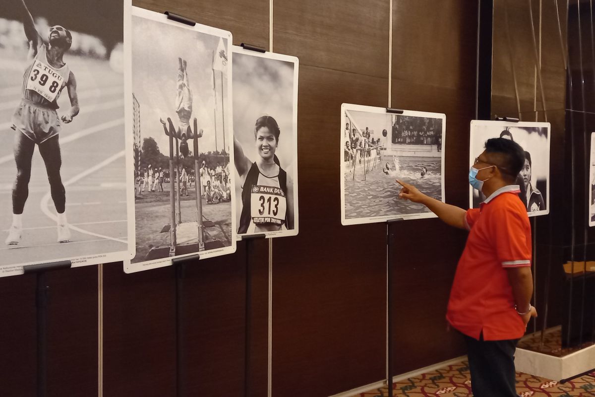 PON Papua - Foto lawas PON jadi daya tarik di media center Jayapura