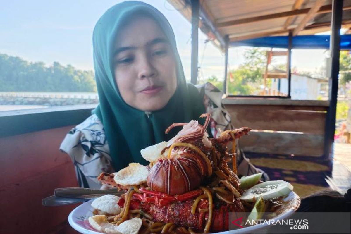 Nikmatnya mie Lobster Aceh Jaya ditemani pemandangan Samudera Hindia