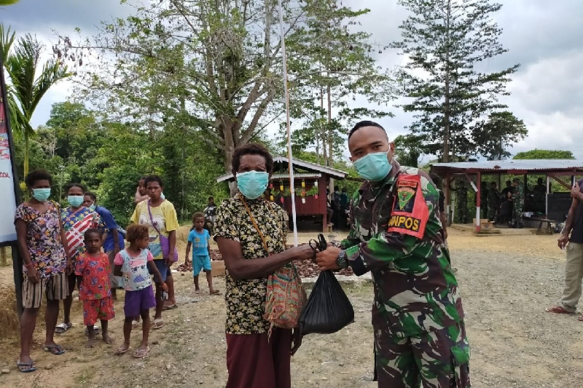 Satgas TNI Yonif 403 bagikan masker dan sembako untuk warga perbatasan RI-PNG