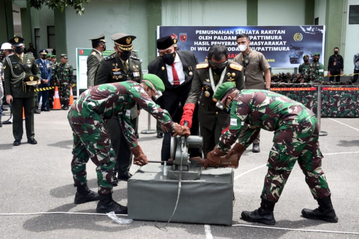 Kodam XVI/Pattimura memusnahkan ratusan pucuk senjata api rakitan