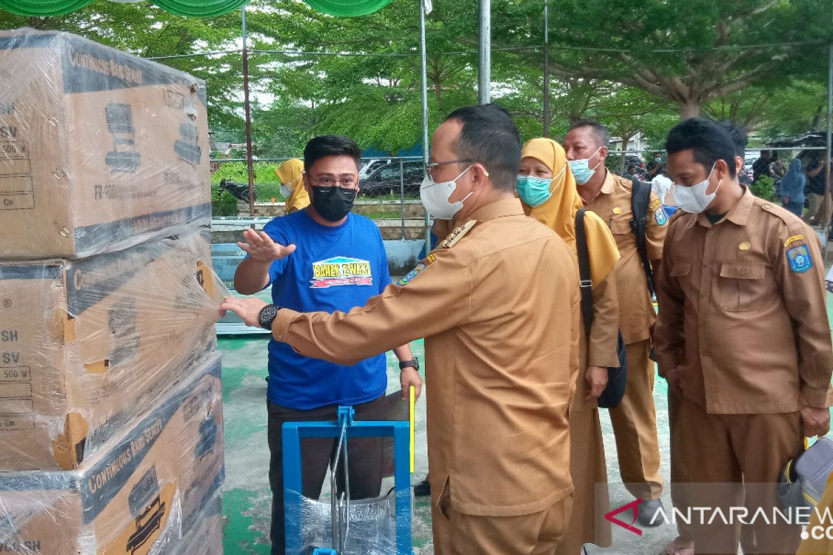 Pemkab Bangka Tengah salurkan bantuan mesin produksi kepada UMKM