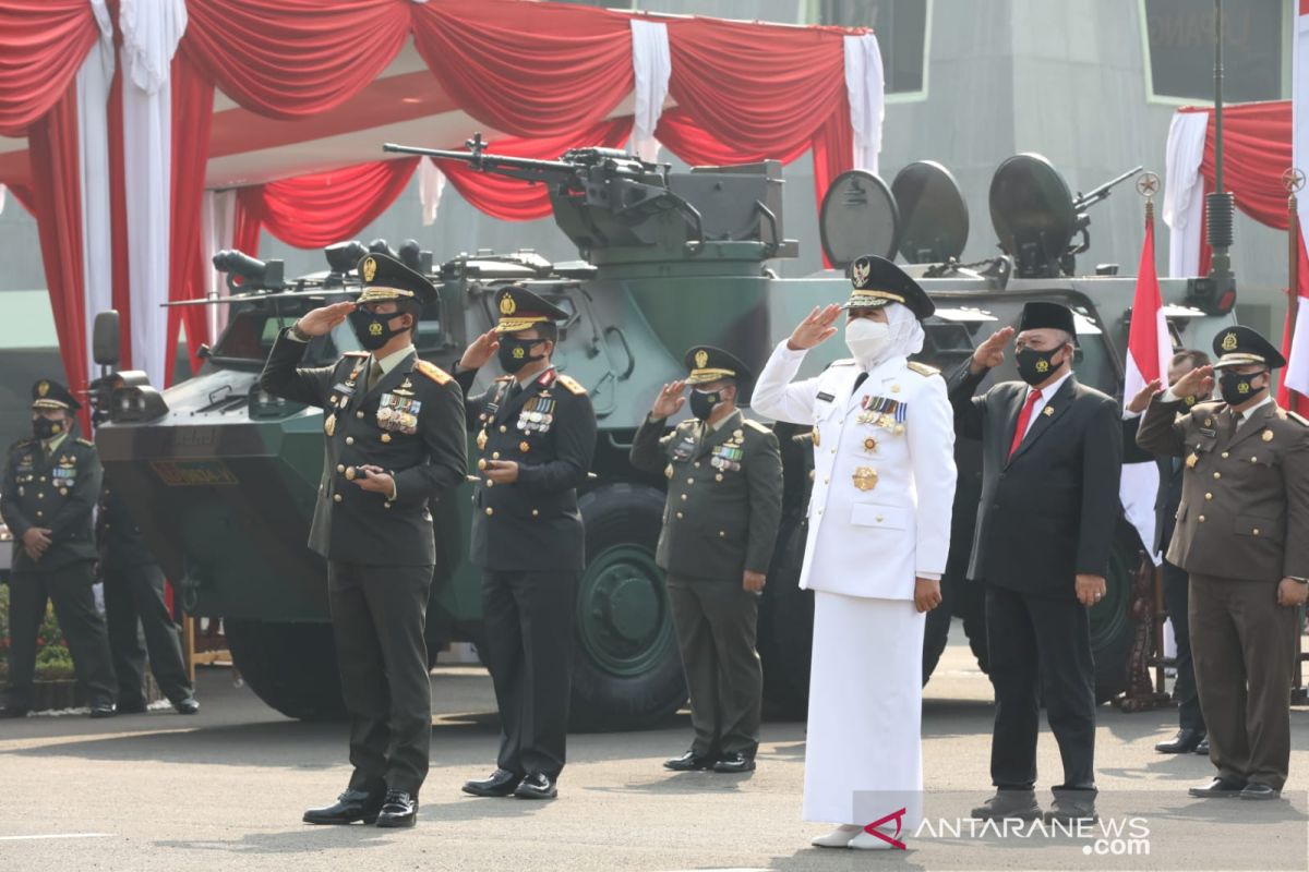 Khofifah: TNI berkontribusi besar tanggulangi COVID-19