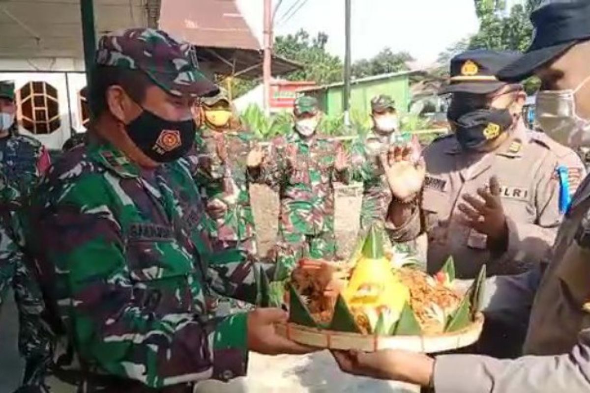 Surprise HUT TNI, Kapolsek Barumun bawa nasi tumpeng ke Makoramil 08 Barumun