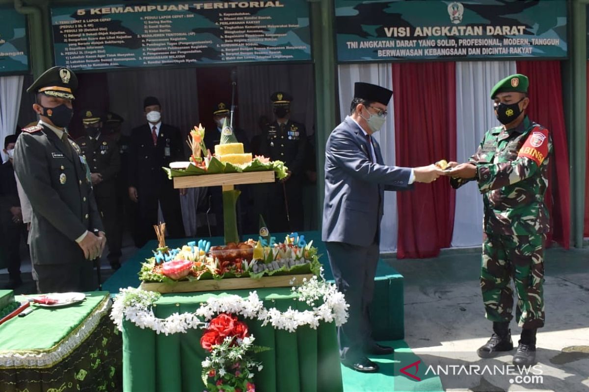 Berprestasi, Babinsa Kodim 1002/HST ini dapat potongan tumpeng pertama pada HUT TNI