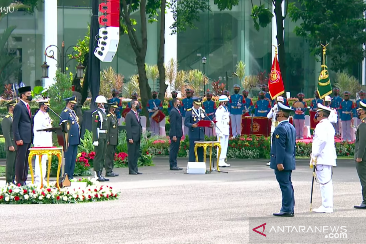 Presiden anugerahkan tanda kehormatan kepada tiga prajurit TNI