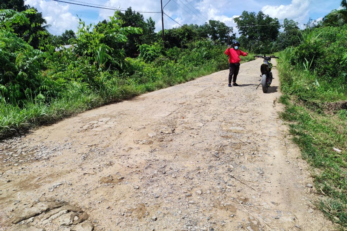 Jalan penghubung Kecamatan Teluk Batang dan Seponti rusak parah