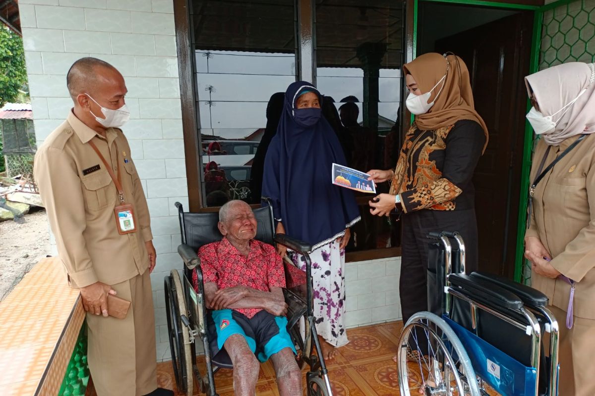 Ketua tim penggerak PKK Bangka salurkan empat kursi roda