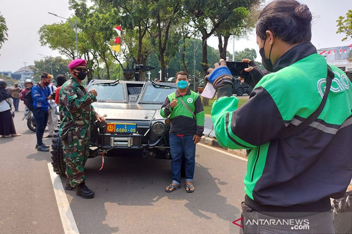 Pengemudi ojol matikan aplikasi demi berswafoto di pameran alutsista