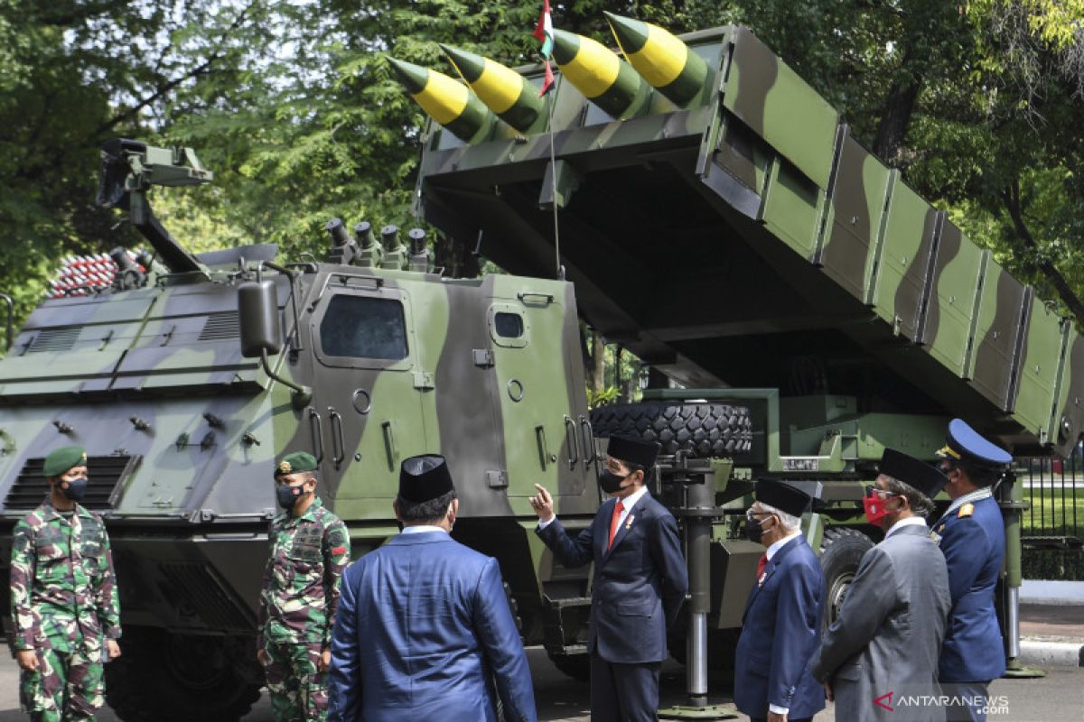 Presiden menyapa prajurit yang tengah bertugas pada HUT ke-76 TNI