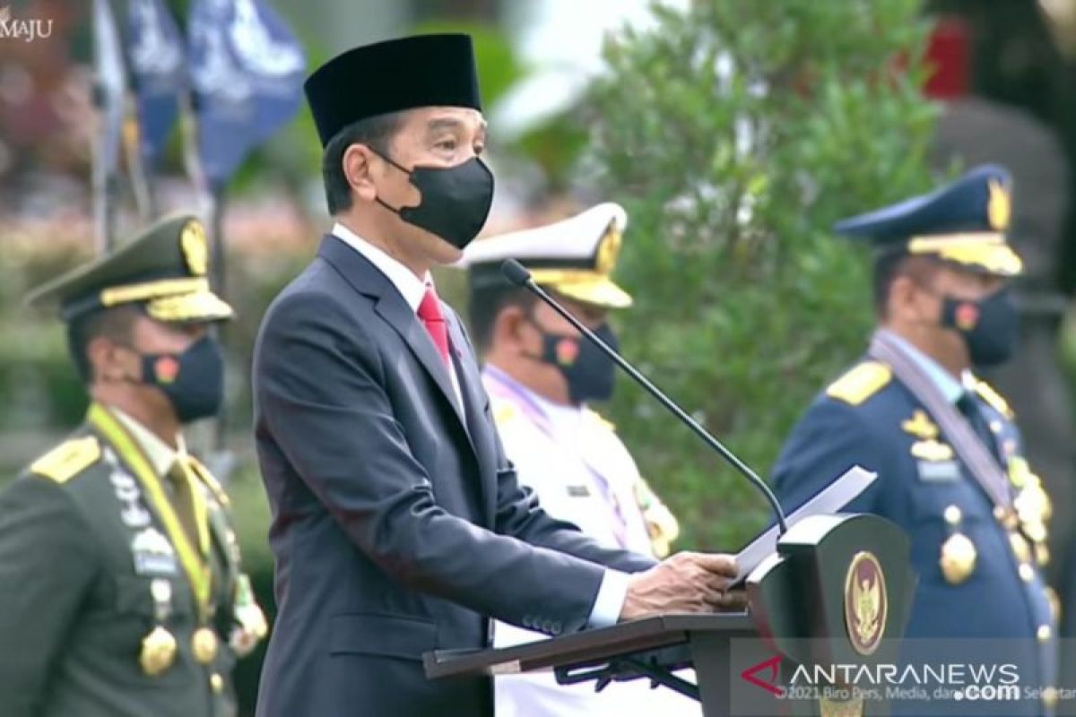 Presiden Joko Widodo sapa prajurit yang tengah bertugas pada HUT ke-76 TNI
