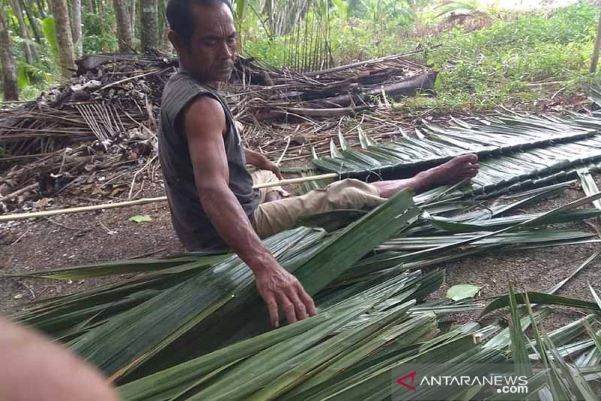 Pengrajin kurang, harga atap rumbia di Simeulue semakin meningkat