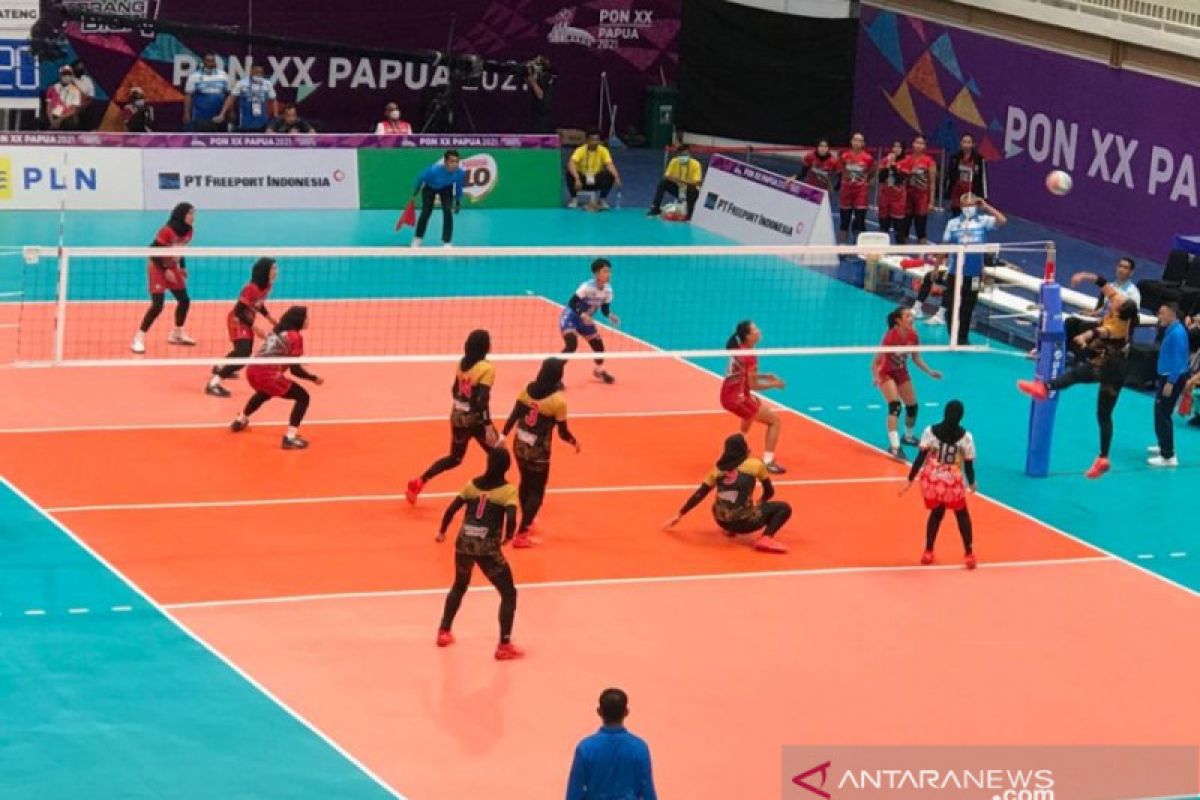 PON Papua - Tim voli putri Jateng kalahkan tuan rumah Papua babak empat besar
