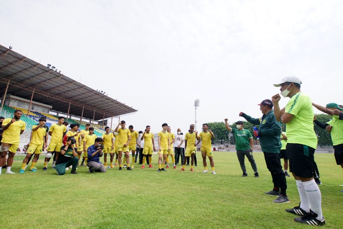 Wakil Wali Kota Surabaya  semangati para pemain Persebaya saat latihan