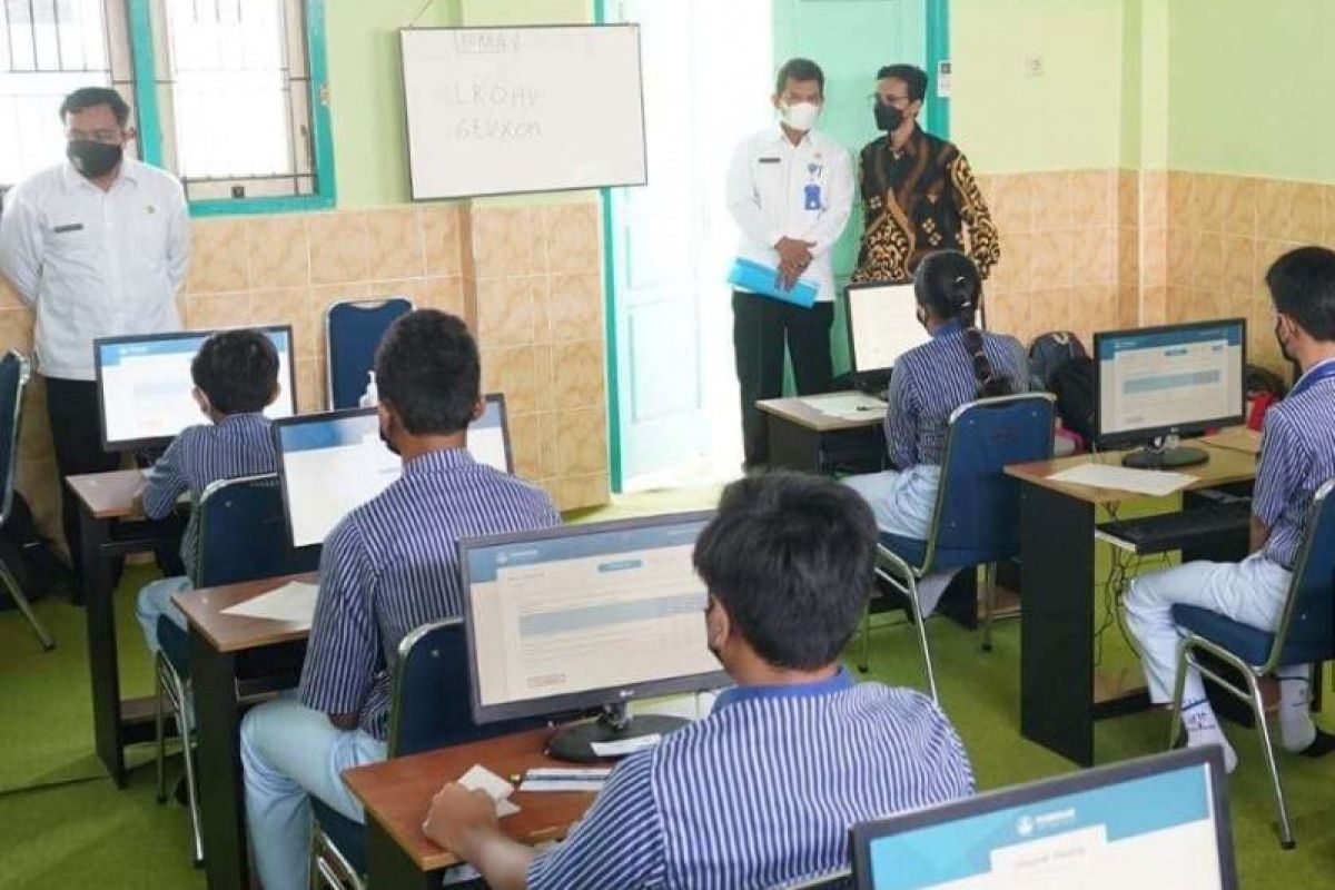 Tim Direktorat SMP Kemendikbudristek tinjau pelaksanaan ANBK di Kota Madiun