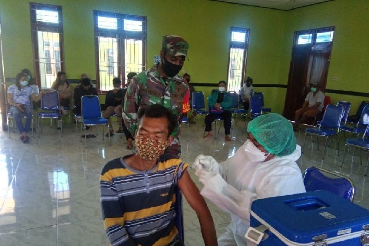 Personel TNI monitoring kegiatan vaksinasi warga Deiyai Papua