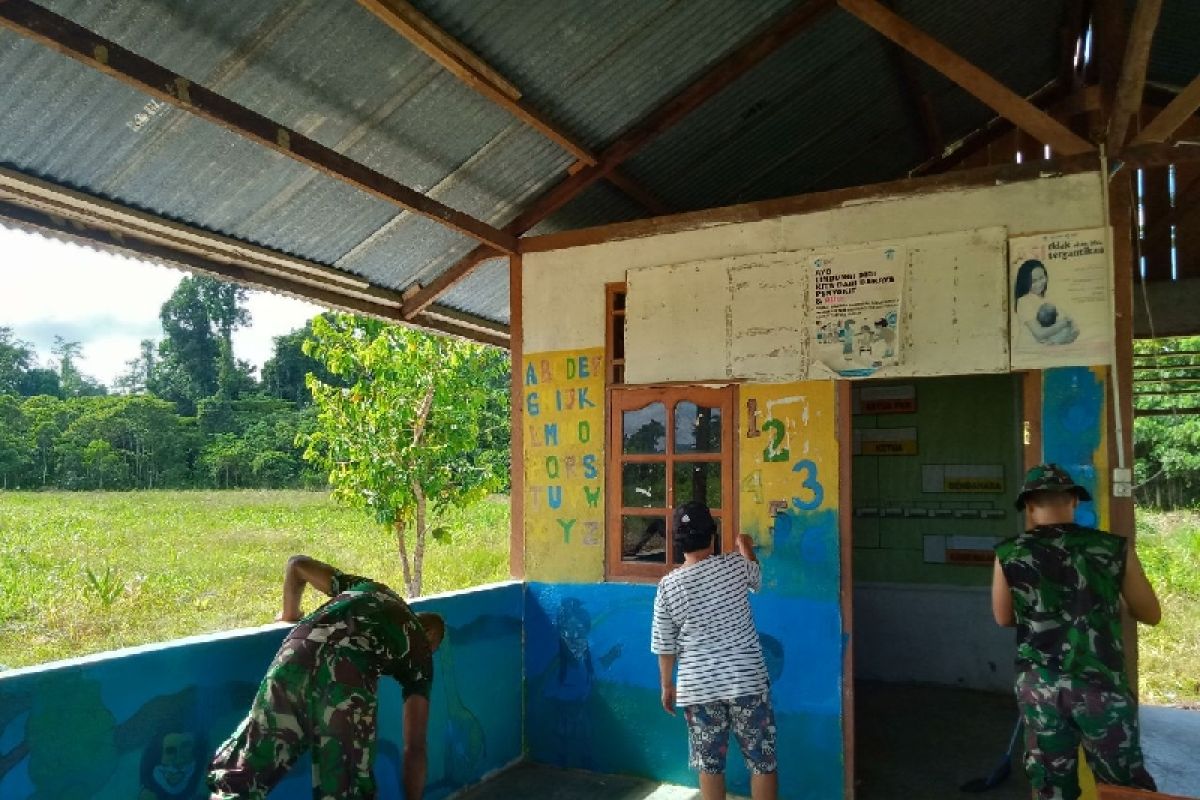 Satgas TNI bersama warga bersihkan Posyandu di perbatasan RI-PNG