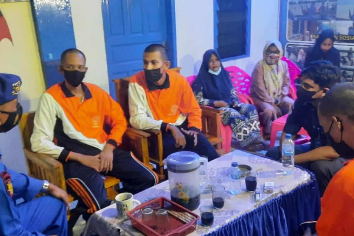 Polairud Polres Langkat serahkan tiga nelayan usai menjalani hukuman di Malaysia kepada keluarga