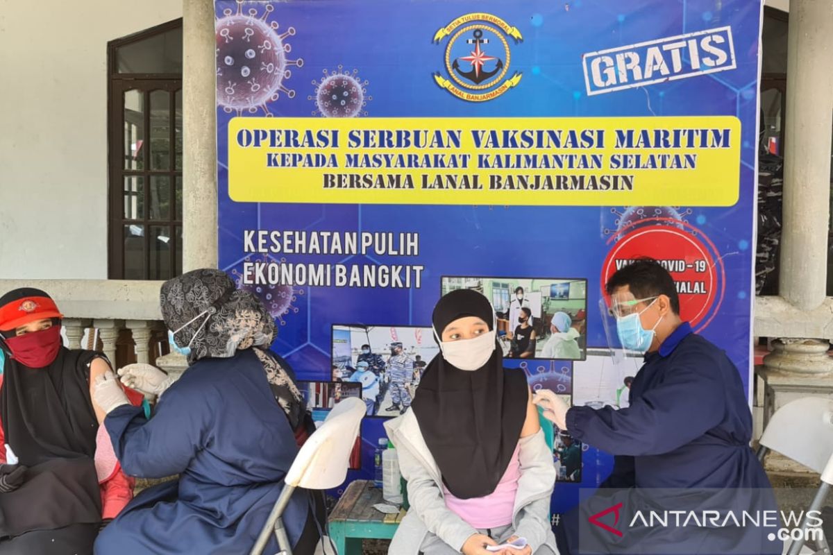 Lanal Banjarmasin vaksinasi 320 orang pelajar di Banjarbaru