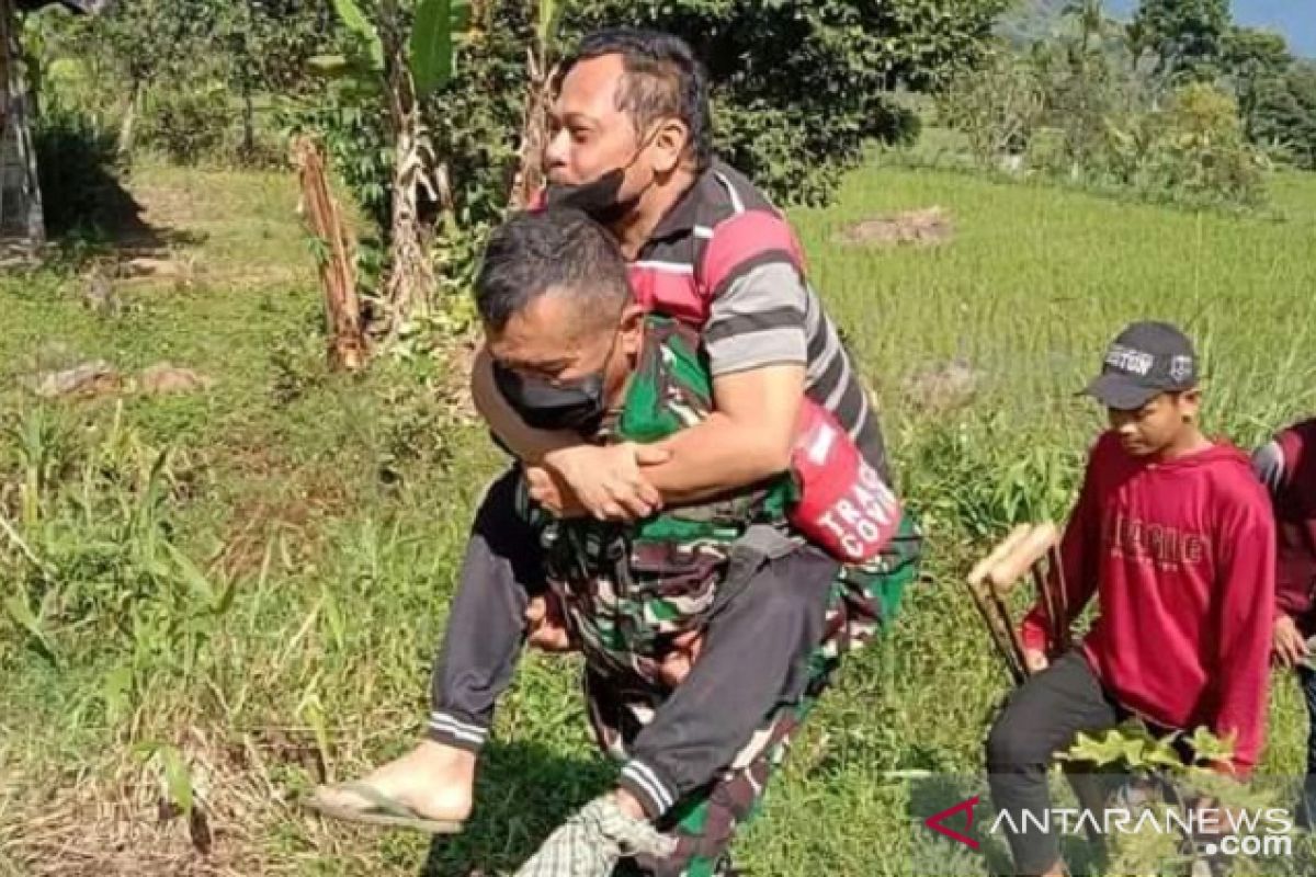 Prajurit TNI gendong warga alami lumpuh untuk jemput BLT