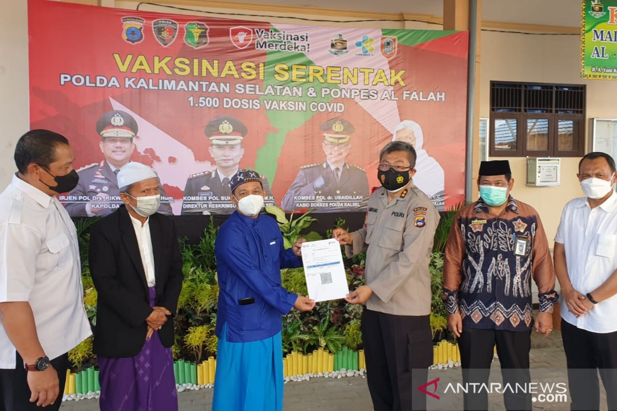Ditreskrimsus Polda Kalsel vaksinasi 1.500 santri Ponpes Al Falah Putera Banjarbaru