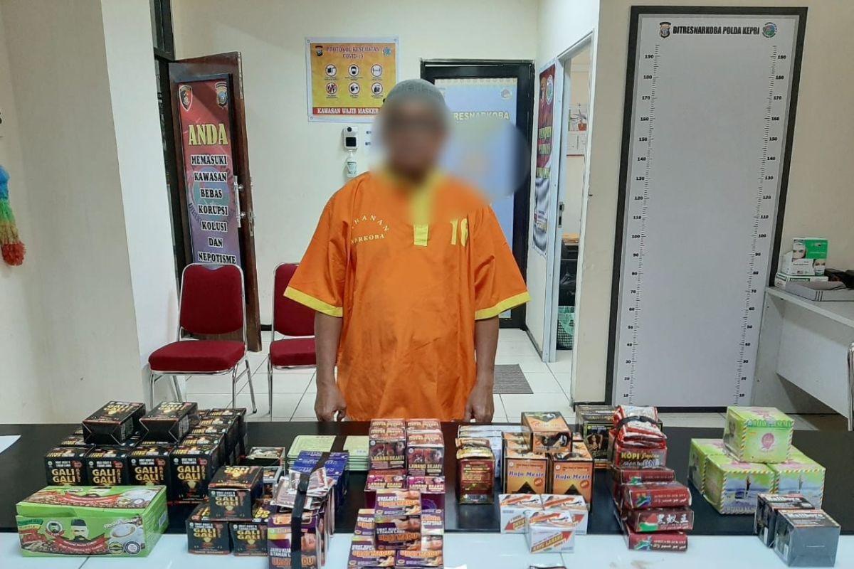 Seorang penjual obat kuat ditangkap polisi