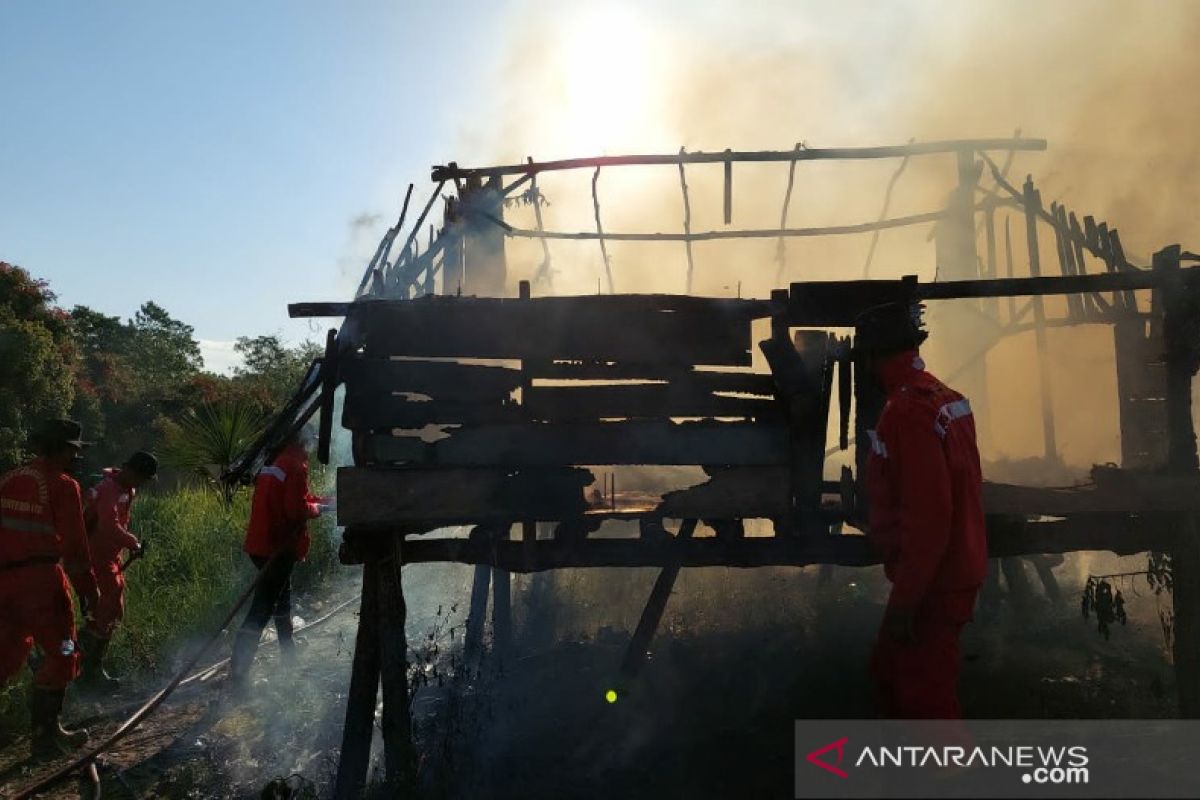 Rumah makan terbakar diduga arus pendek listrik