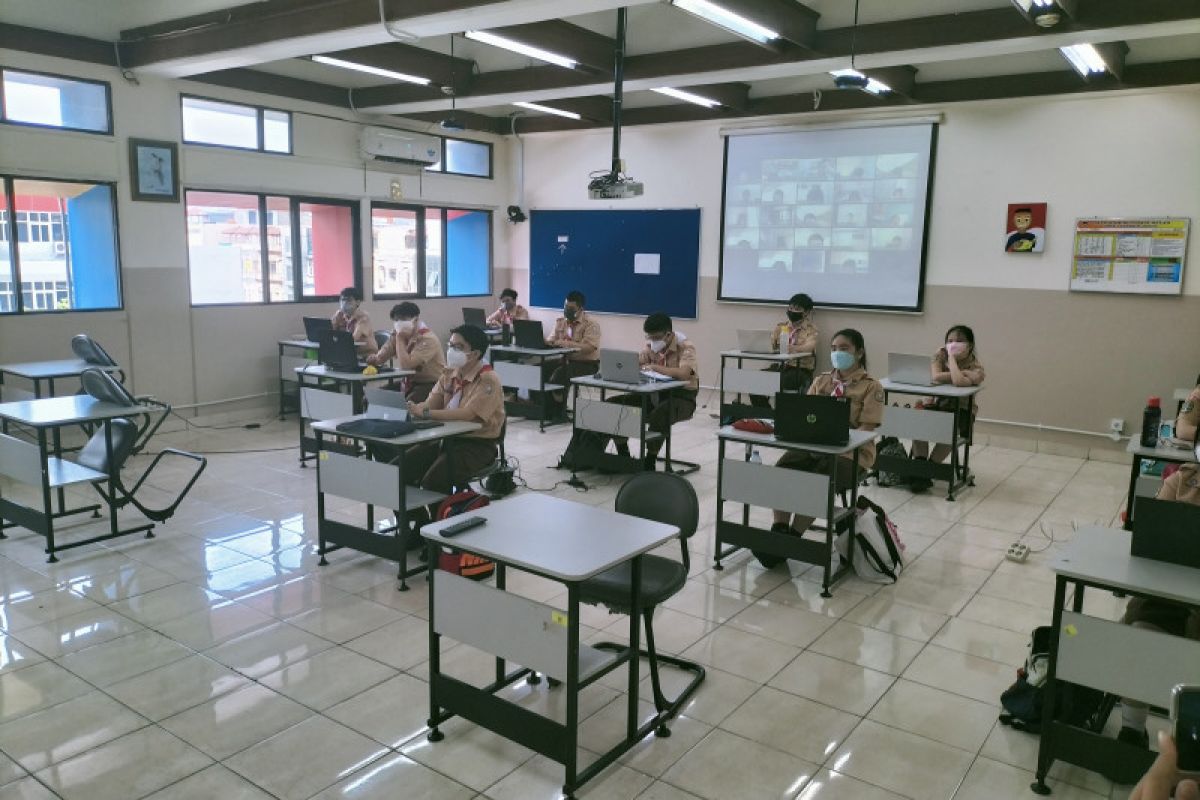 Penerapan PTM 100 persen sekolah di Jakbar berlangsung aman