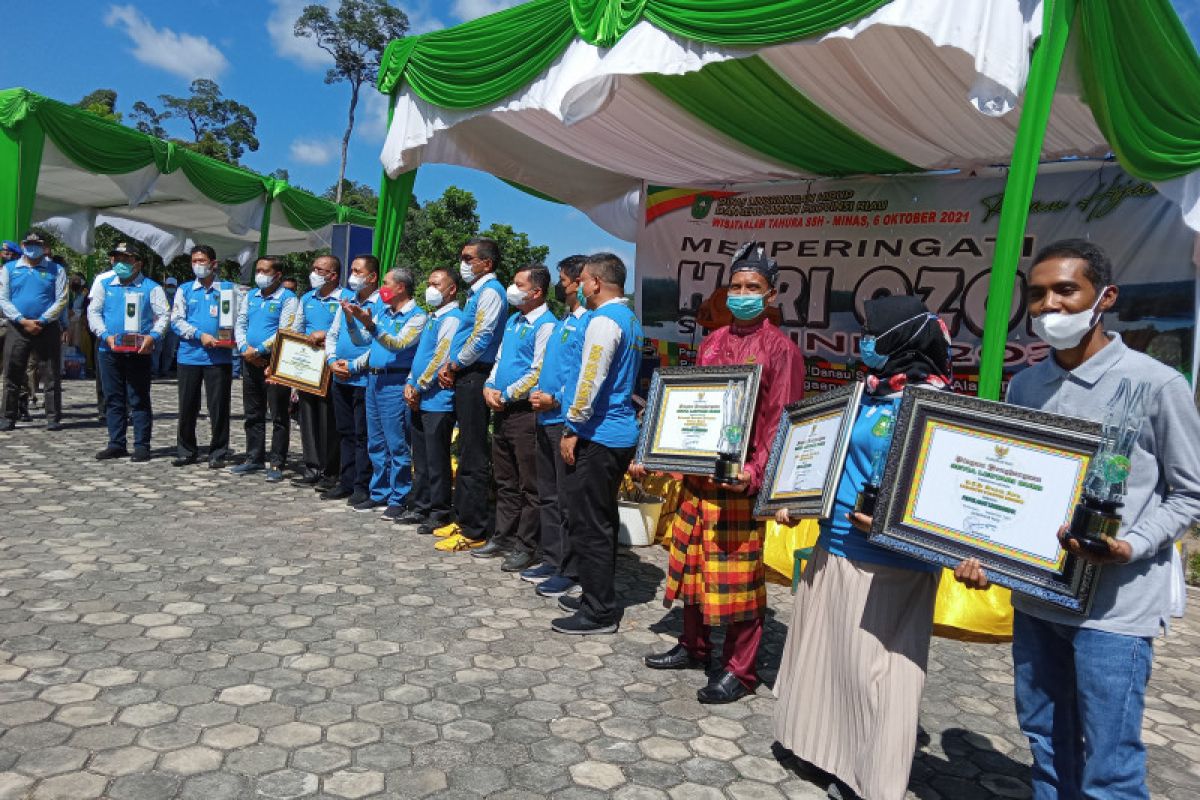 Gubernur Riau serahkan penghargaan lingkungan di Hari Ozon