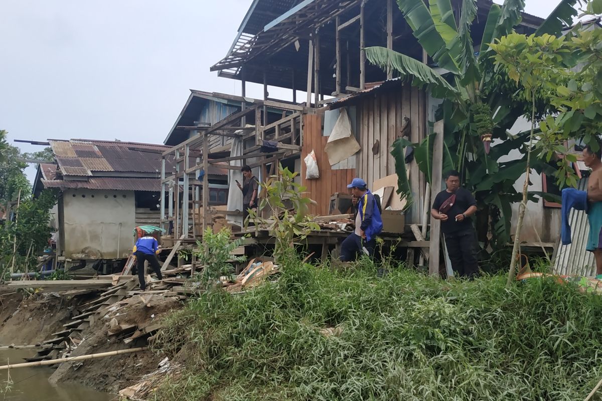 Lima rumah warga di Teluk Barak Kapuas Hulu terdampak longsor diterjang banjir