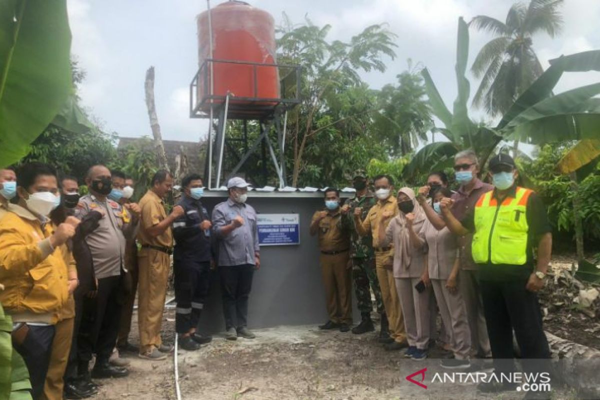 Antisipasi musim kemarau, PT Timah serahkan sumur bor untuk warga Desa Kayu Besi