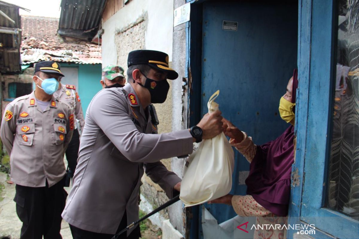 Personel TNI-Polri blusukan berikan bansos warga terdampak COVID-19 di Sukabumi
