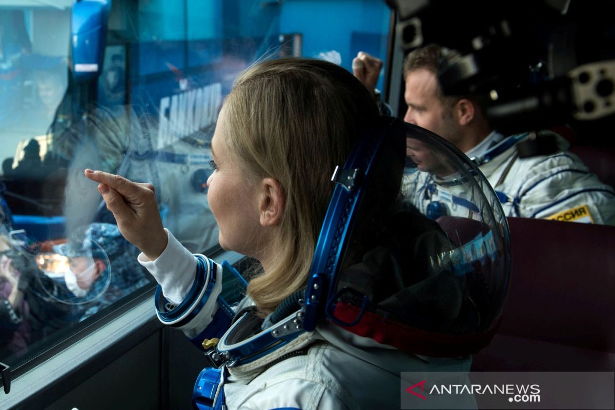 Setelah syuting 12 hari di antariksa, kru film Rusia kembali ke bumi