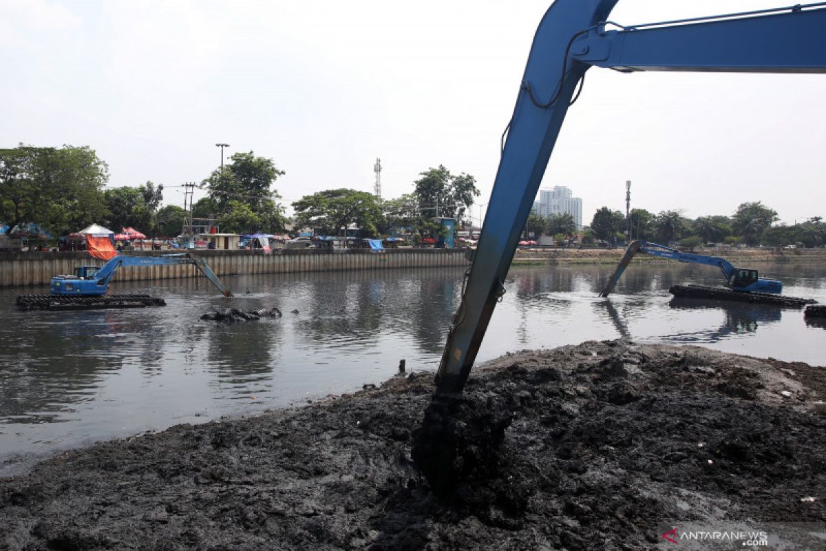 Jakarta Barat akan ubah lumpur saluran air jadi bata beton