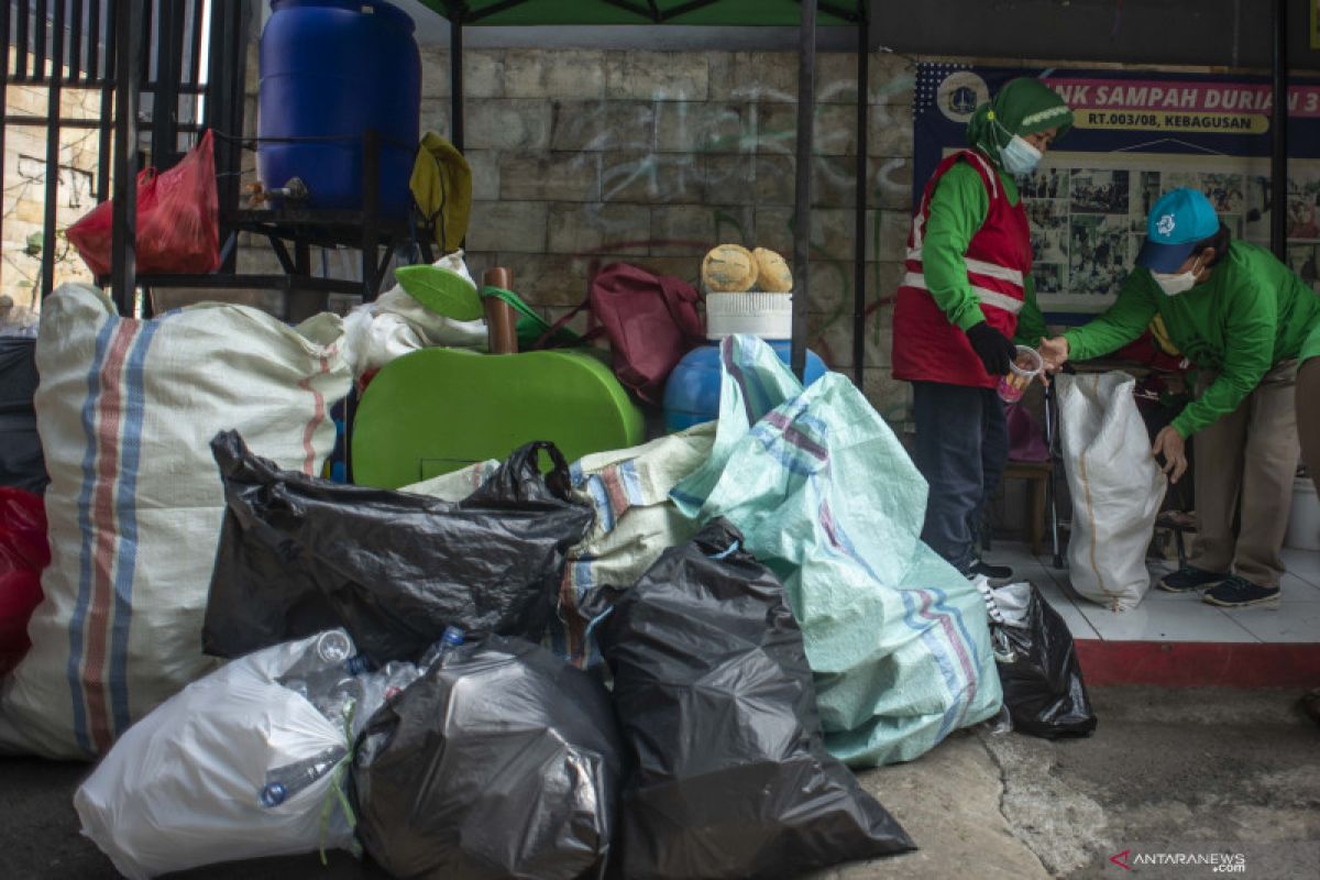 Sekolah pelaksana PTM di Jakarta Barat ikuti program bank sampah