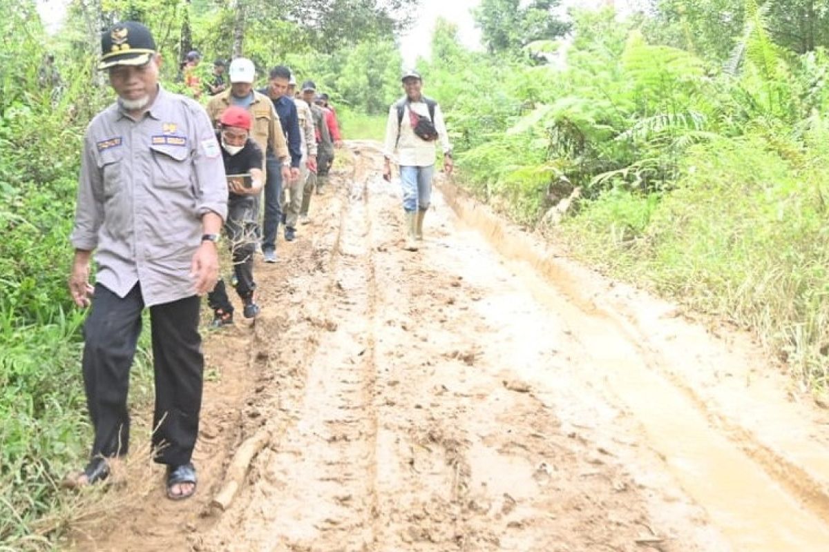 Bupati Merangin pantau kondisi jalan menuju tiga desa di Jangkat