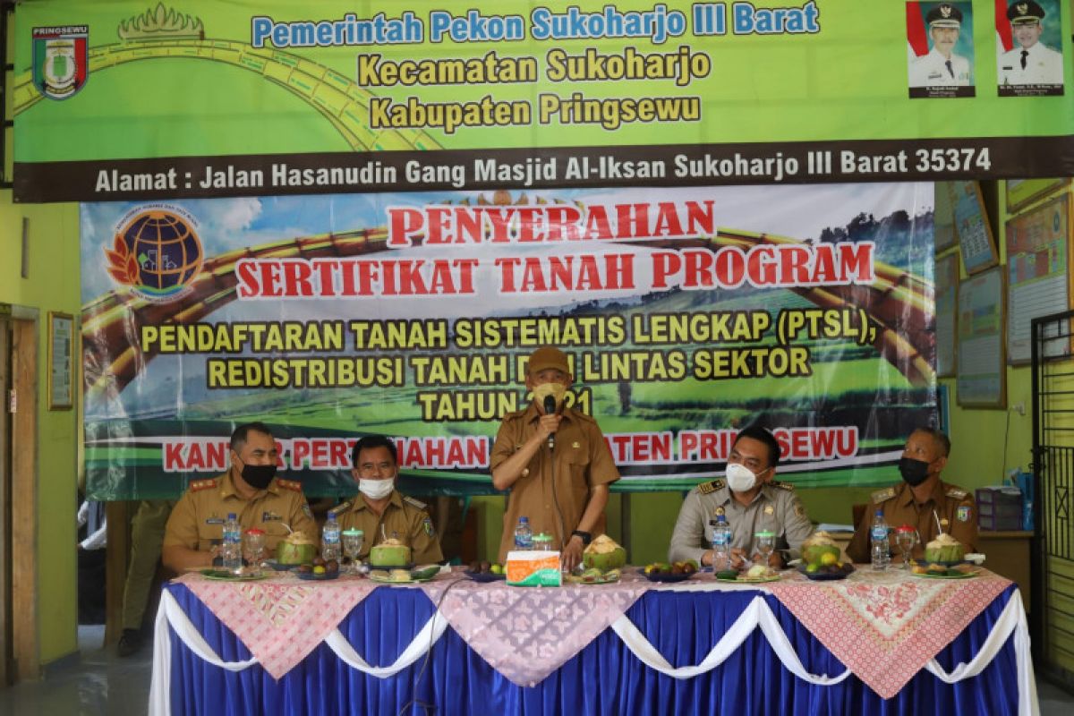 Bupati Pringsewu serahkan sertifikat tanah warga Pekon Sukoharjo III Barat