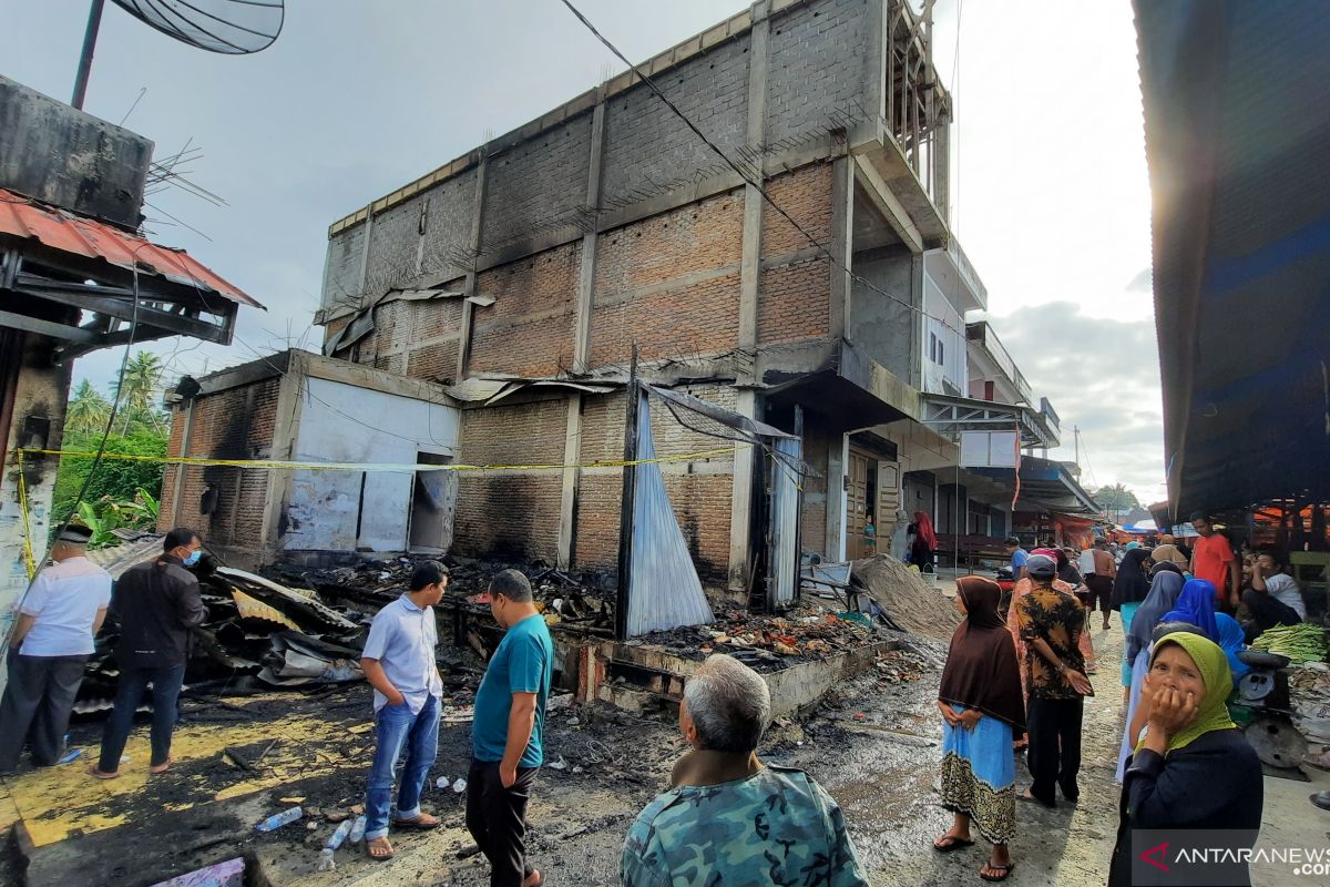 Tiga unit toko di Pasar Sungai Geringging Padang Pariaman hangus terbakar