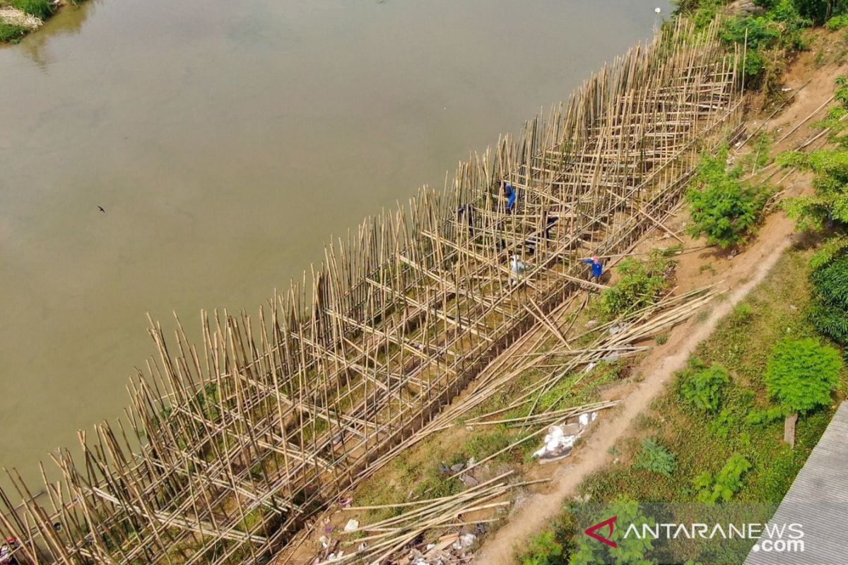 BPBD Bekasi tanami tanggul kritis di Cabangbungin dengan 3.000 bambu