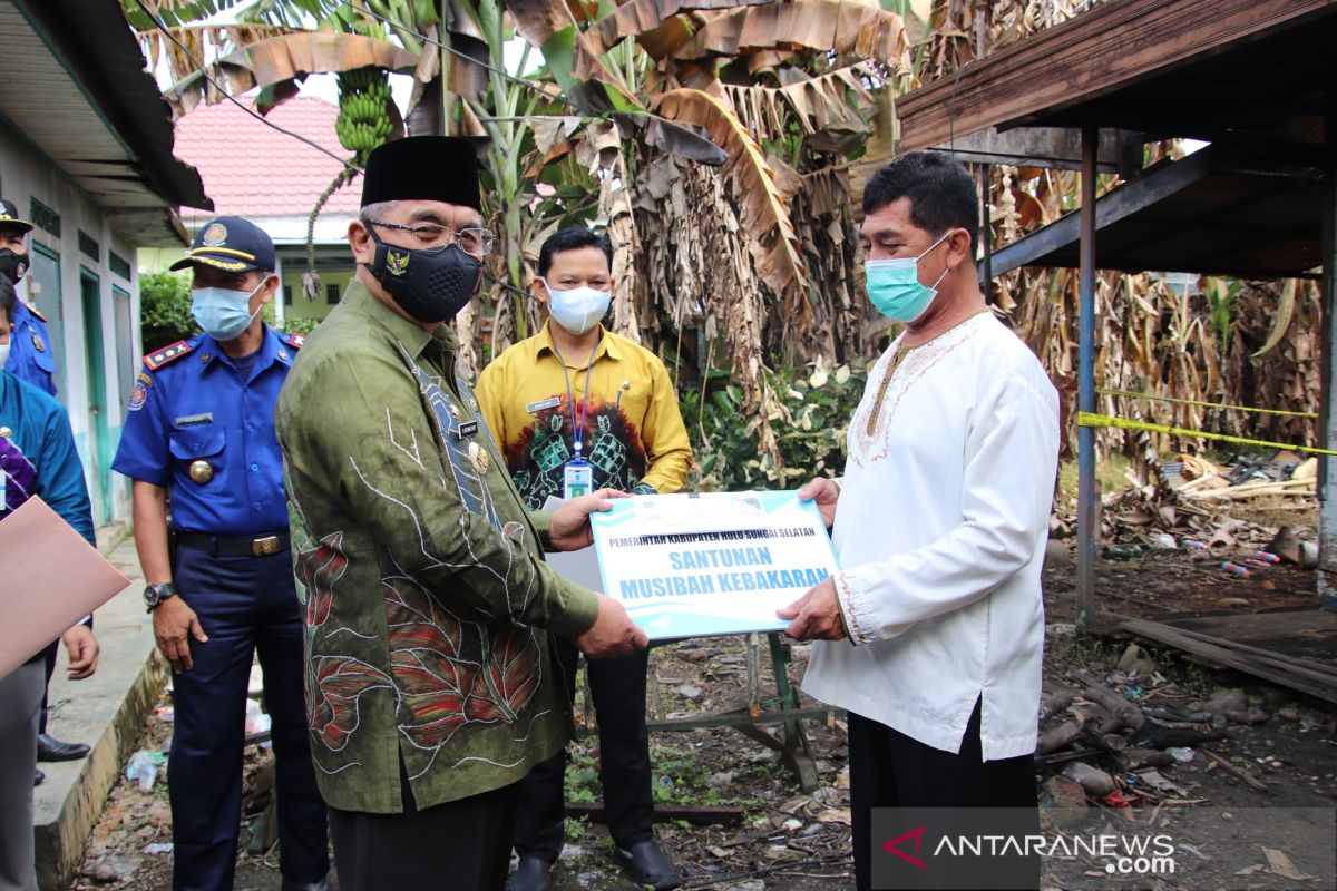 Bupati HSS serahkan bantuan santunan korban kebakaran Kandangan Hulu