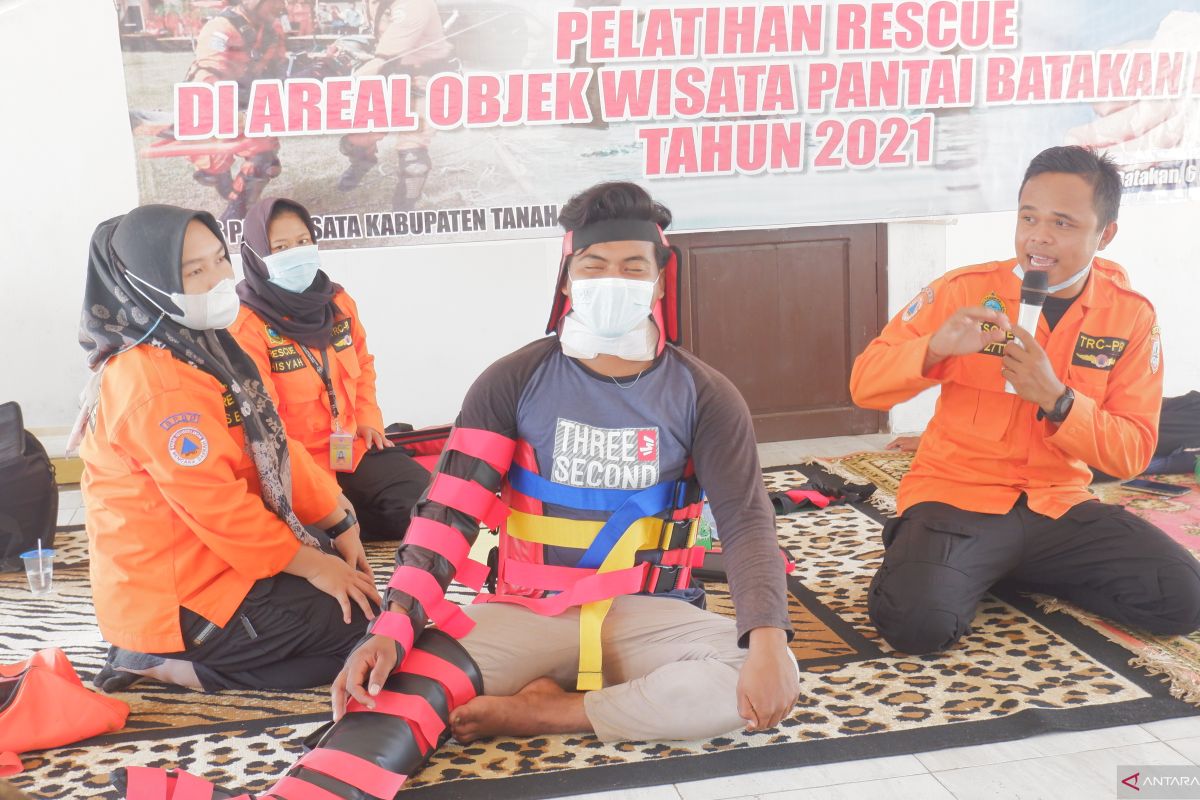 Pelaku usaha pariwisata Pantai Batakan Baru dilatih rescue