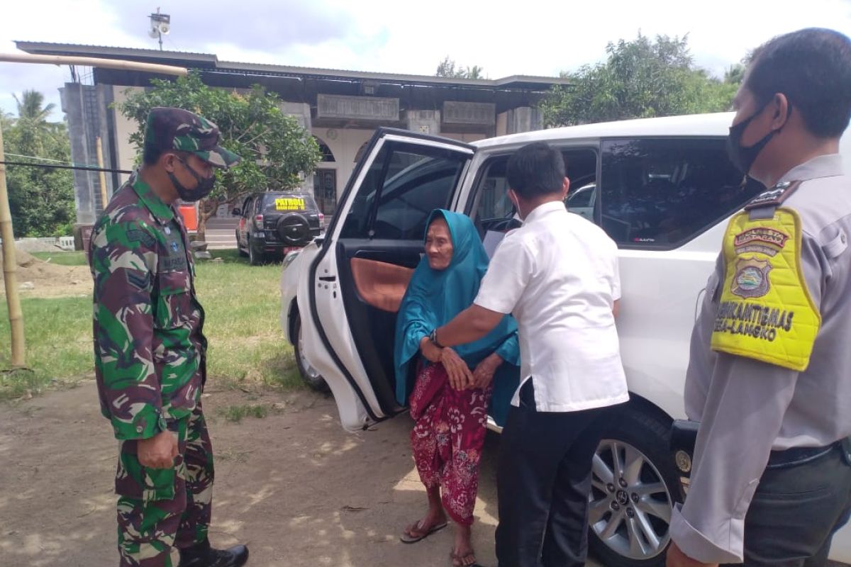 Tingkatkan target vaksinasi, Forkopimcam Lingsar antar jemput warga