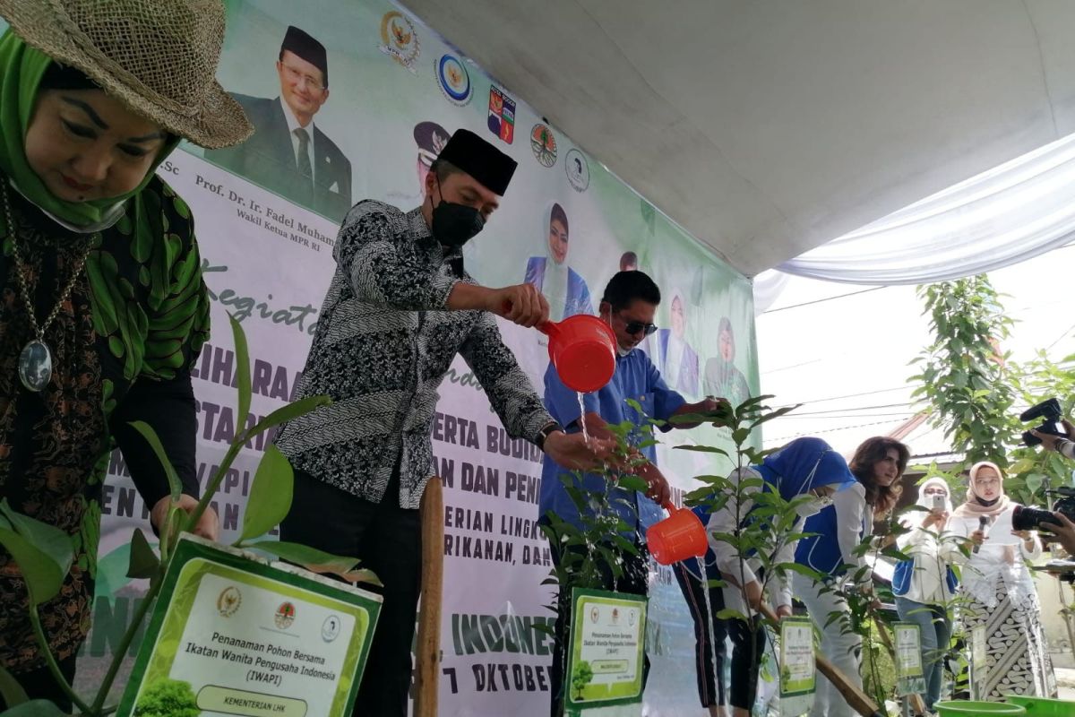 Pemkot Bogor tanam pohon dan sebar benih ikan bangkitkan pelestarian lingkungan