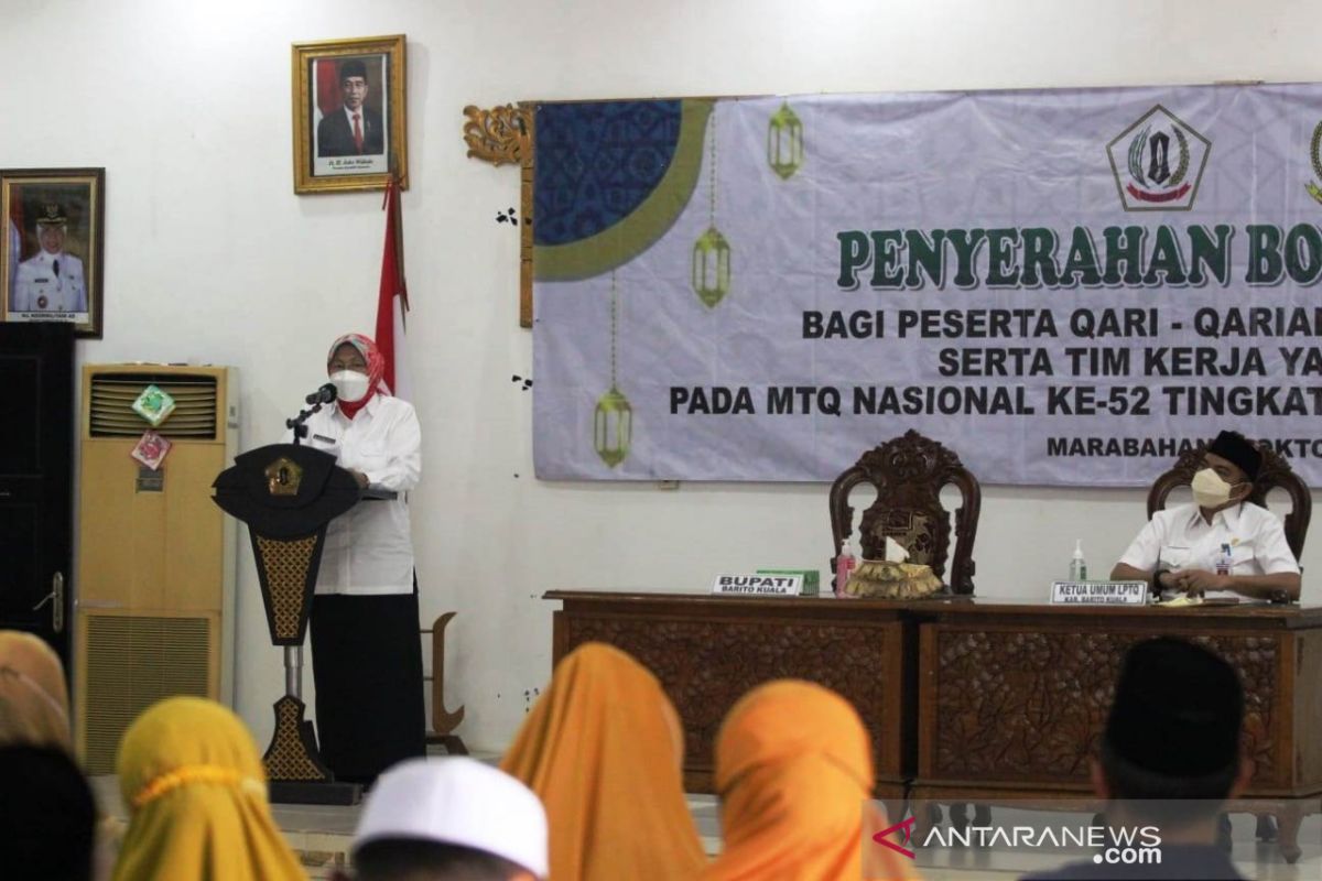 Bupati serahkan bonus umrah kepada 13 pemenang MTQ Belawang 2021