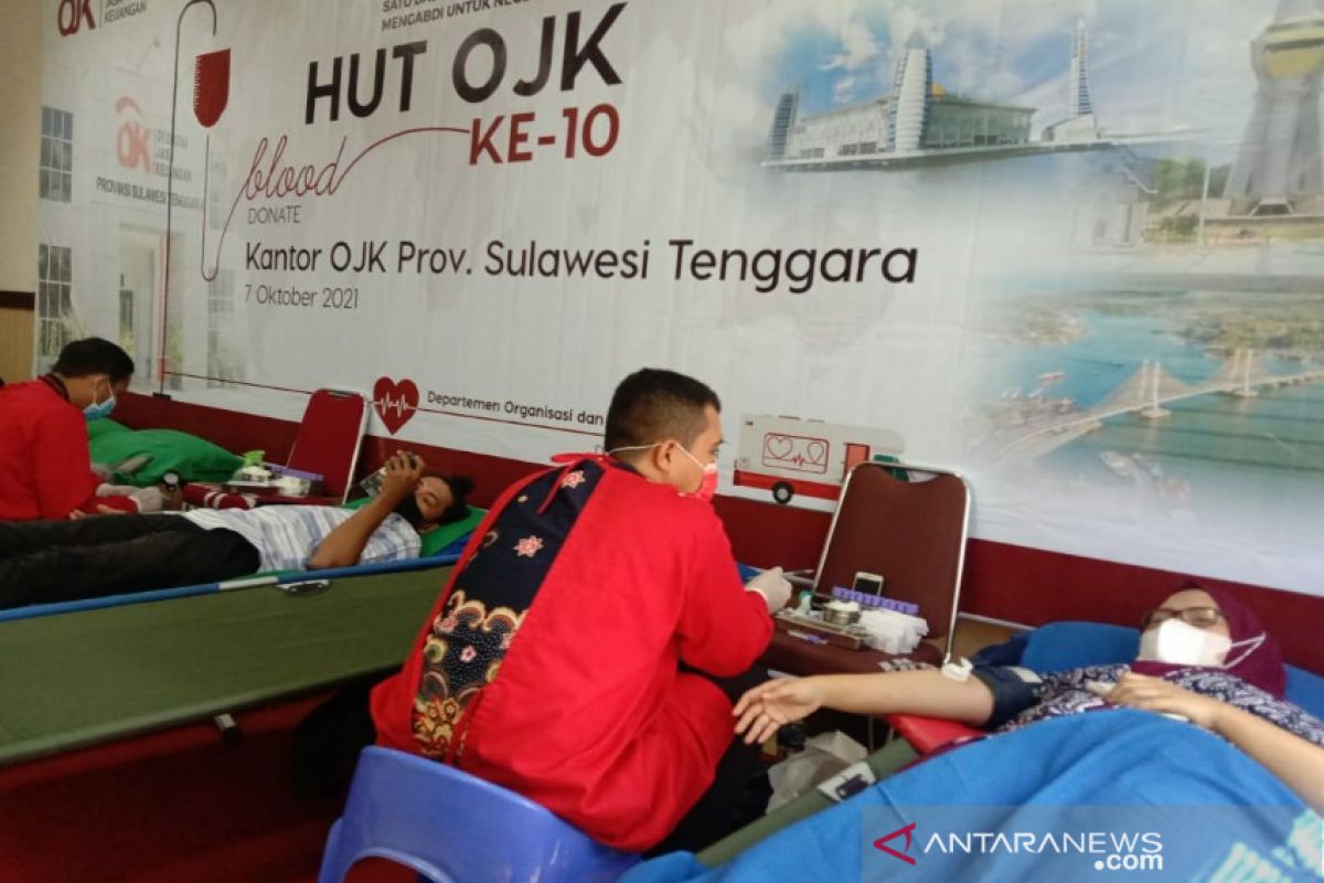 OJK Sulawesi Tenggara gelar donor darah peringati ulang tahun ke-10