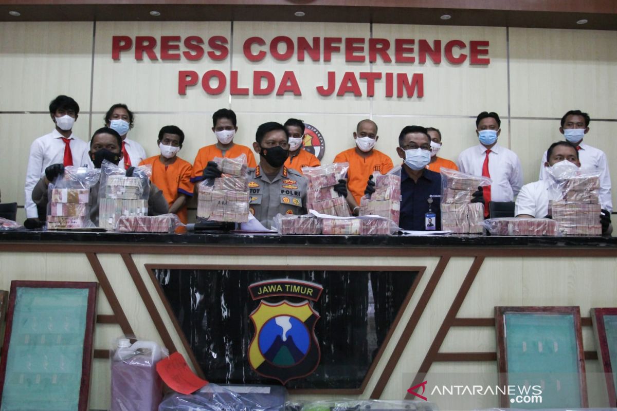 Polisi Jatim tangkap lima pengedar uang palsu di Banyuwangi