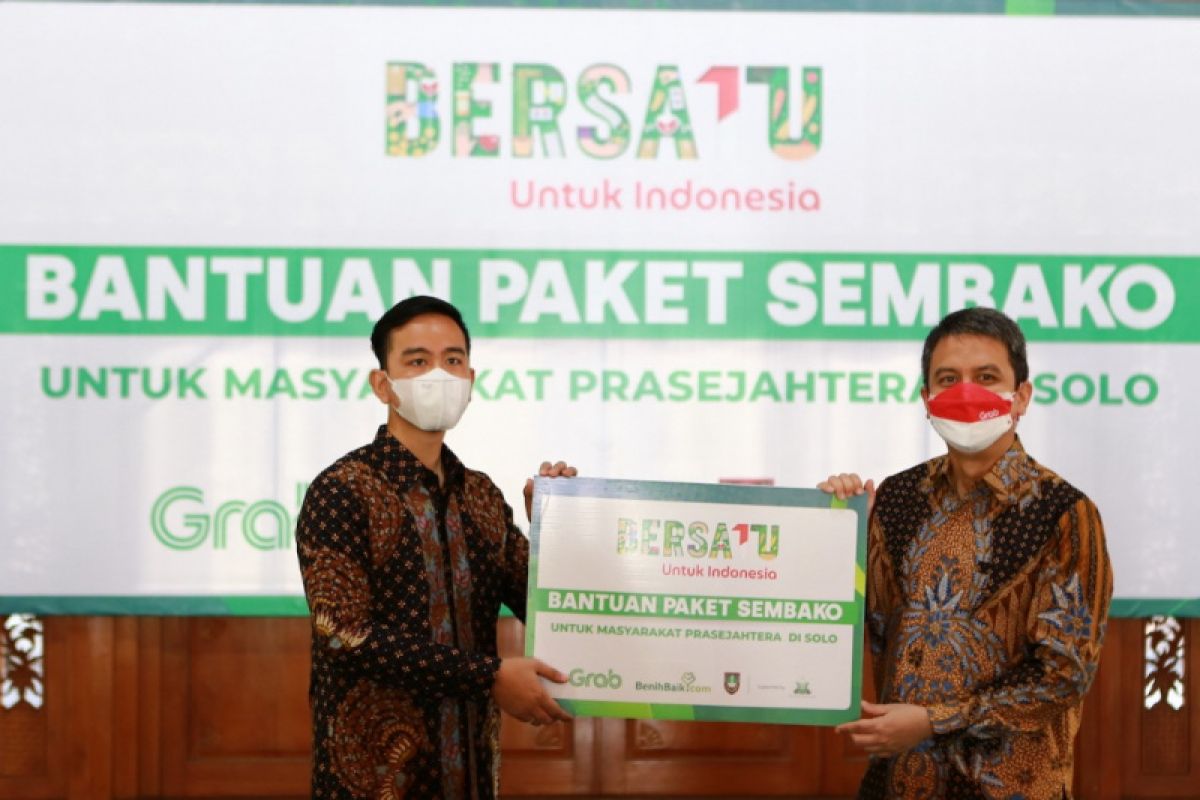 Dukung penanganan pandemi di Surakarta, Grab salurkan paket sembako